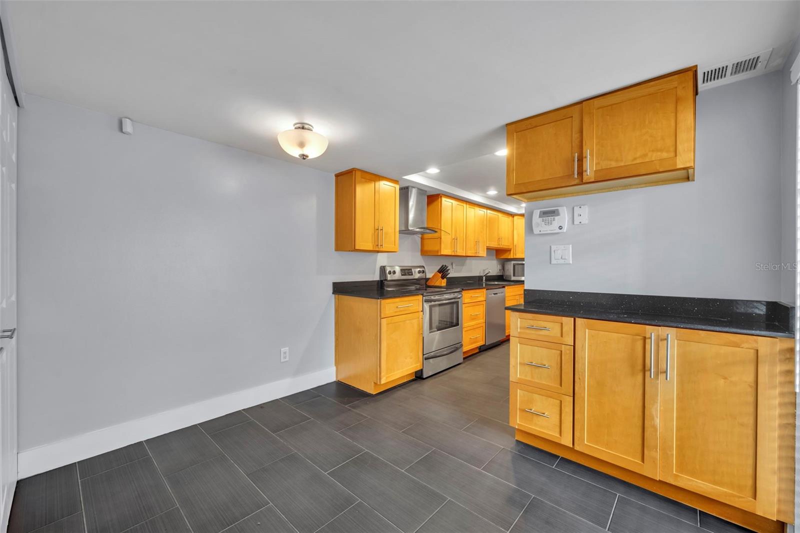 Image 13 of 25 For 5377 Vineland Road 1-d