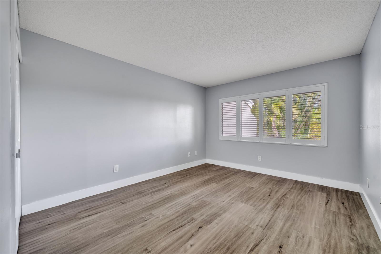 Image 16 of 25 For 5377 Vineland Road 1-d