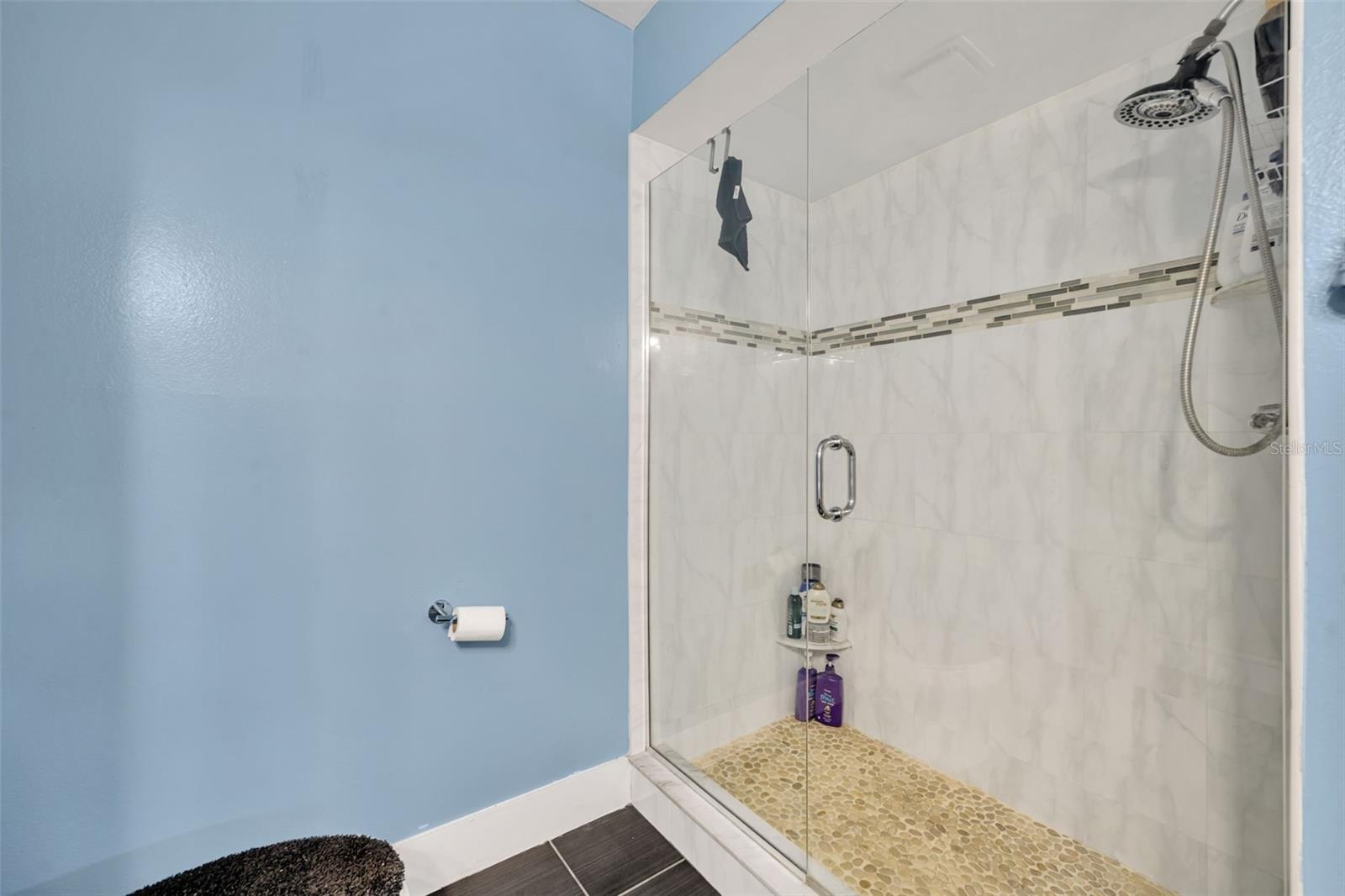 Image 20 of 25 For 5377 Vineland Road 1-d