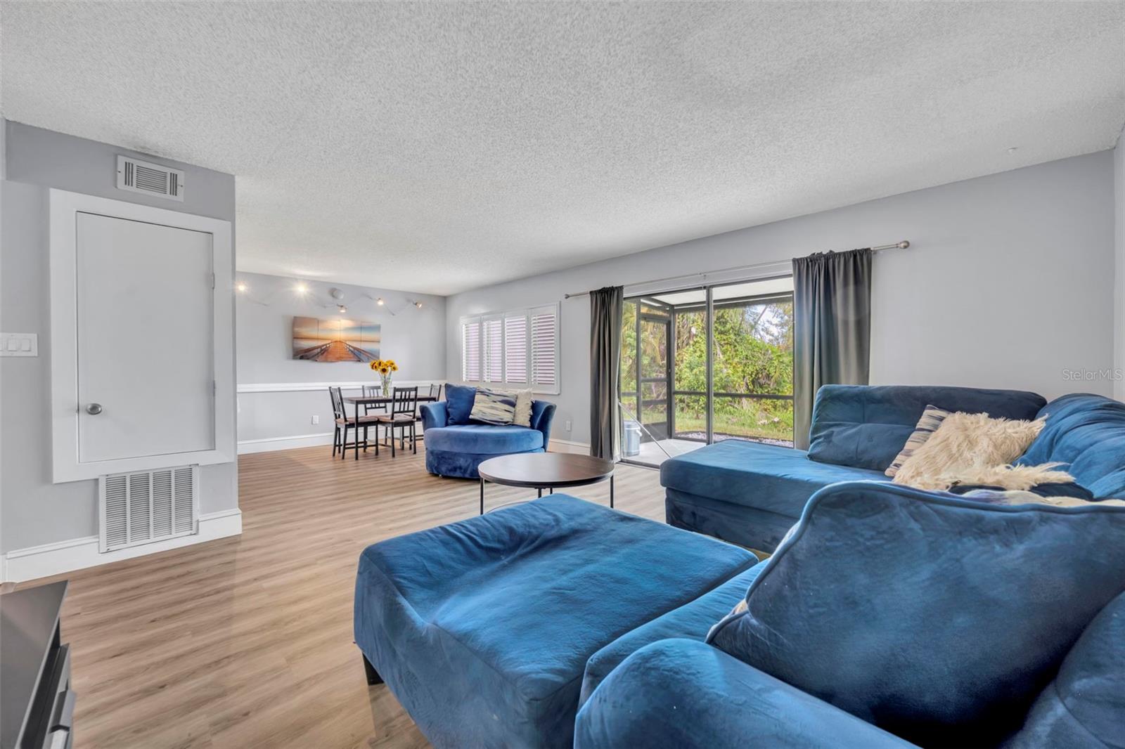 Image 8 of 25 For 5377 Vineland Road 1-d