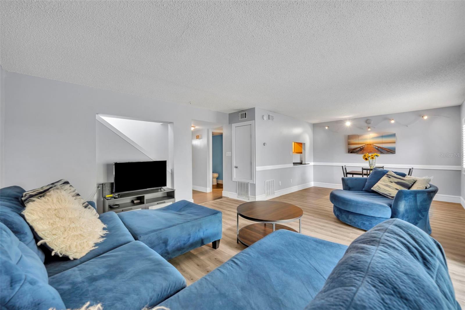 Image 9 of 25 For 5377 Vineland Road 1-d