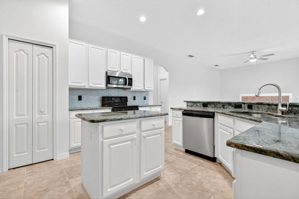 Image 21 of 41 For 10337 Pointview Court