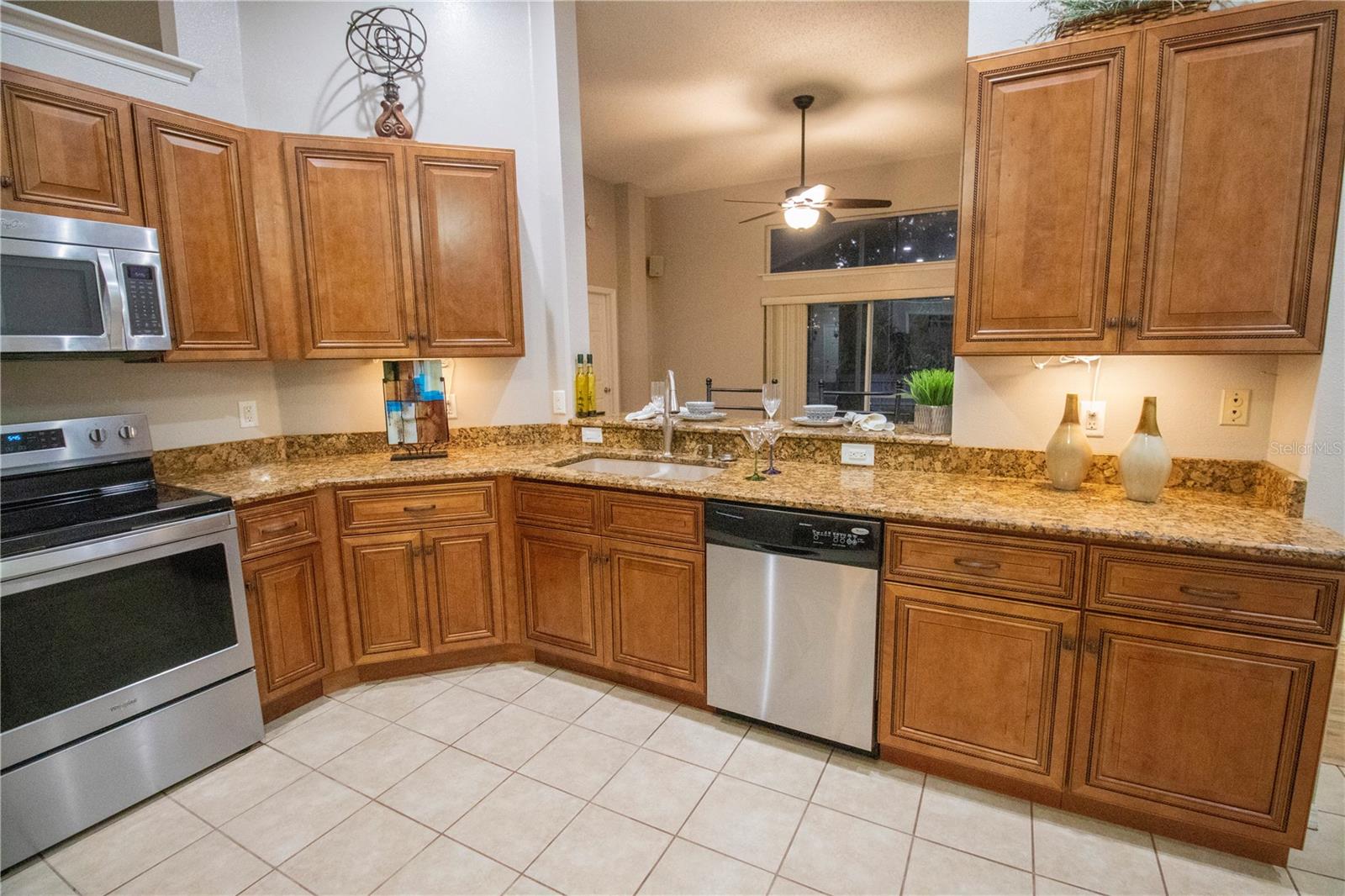 Image 33 of 73 For 878 Lake Jackson Circle