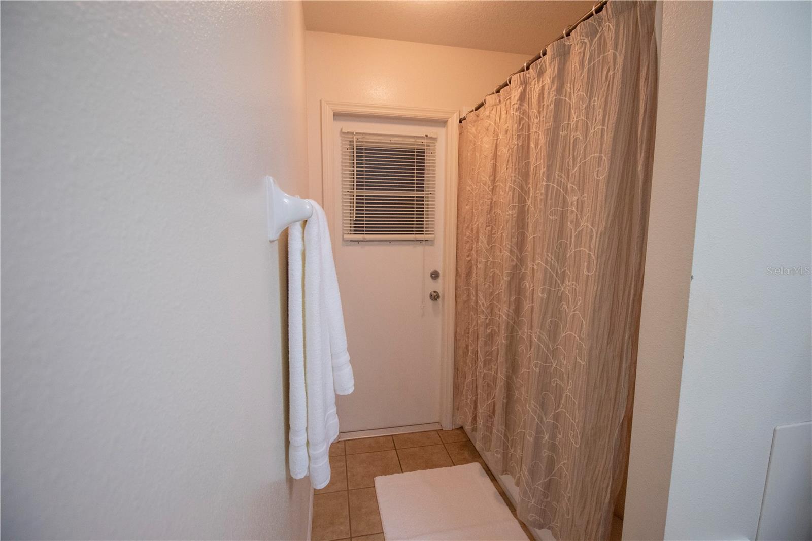 Image 39 of 73 For 878 Lake Jackson Circle