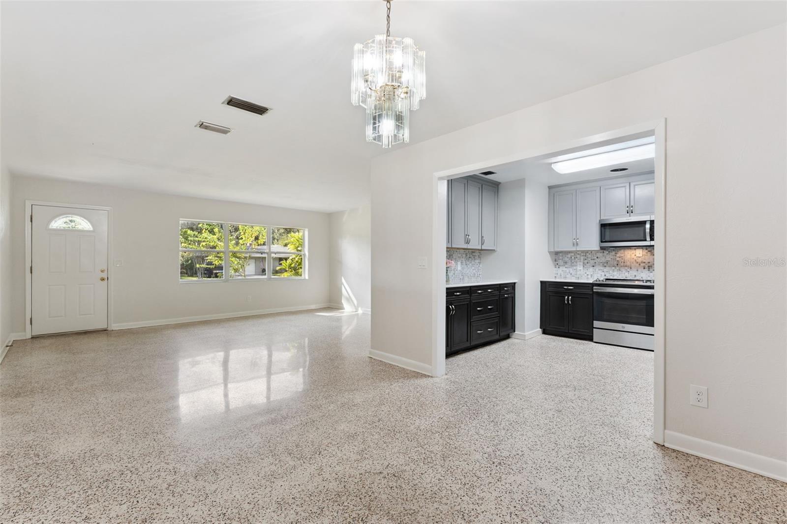 Image 4 of 42 For 3911 Waterfront Parkway