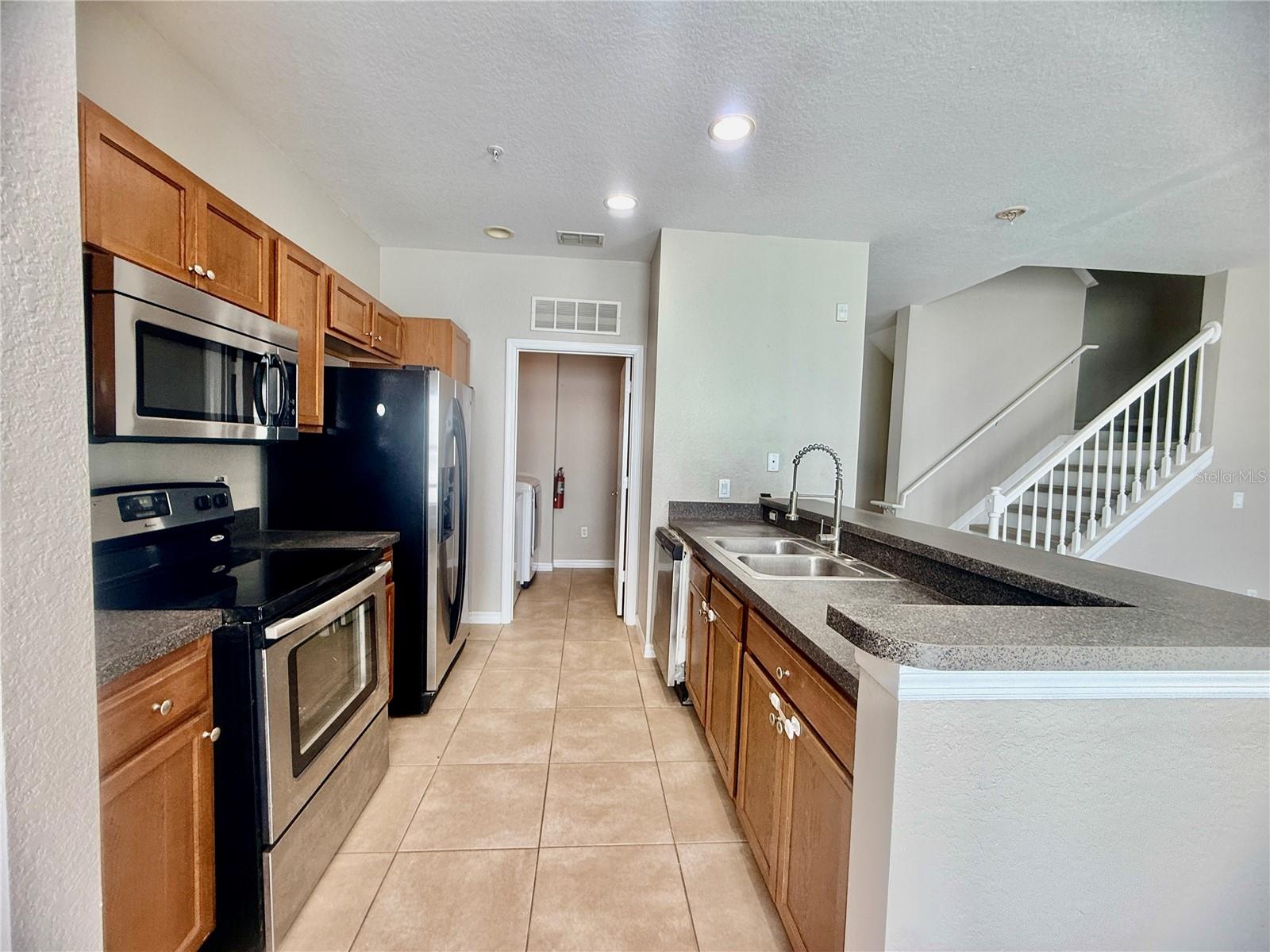 Image 14 of 31 For 2424 Grand Central Parkway 15