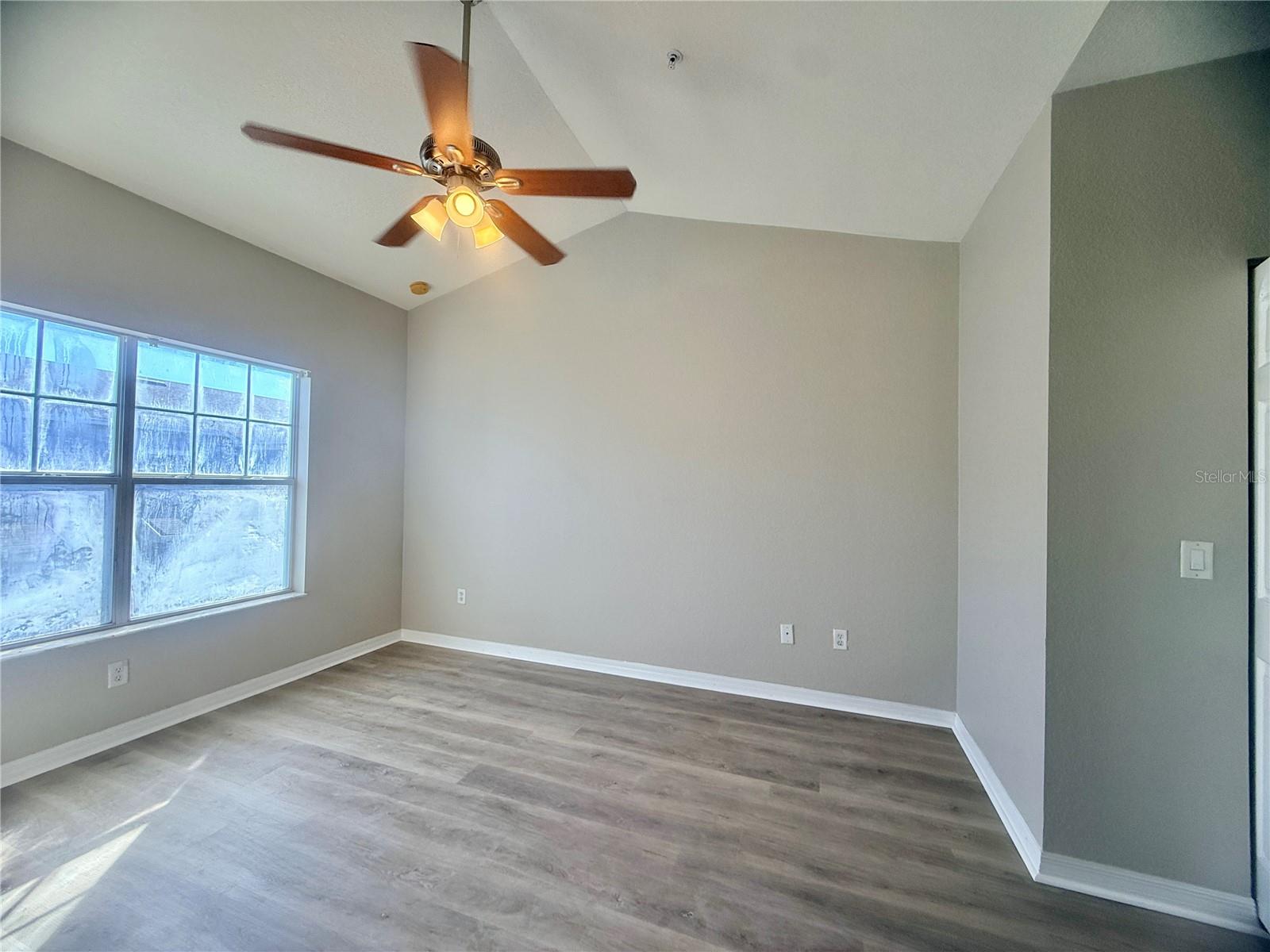 Image 20 of 31 For 2424 Grand Central Parkway 15