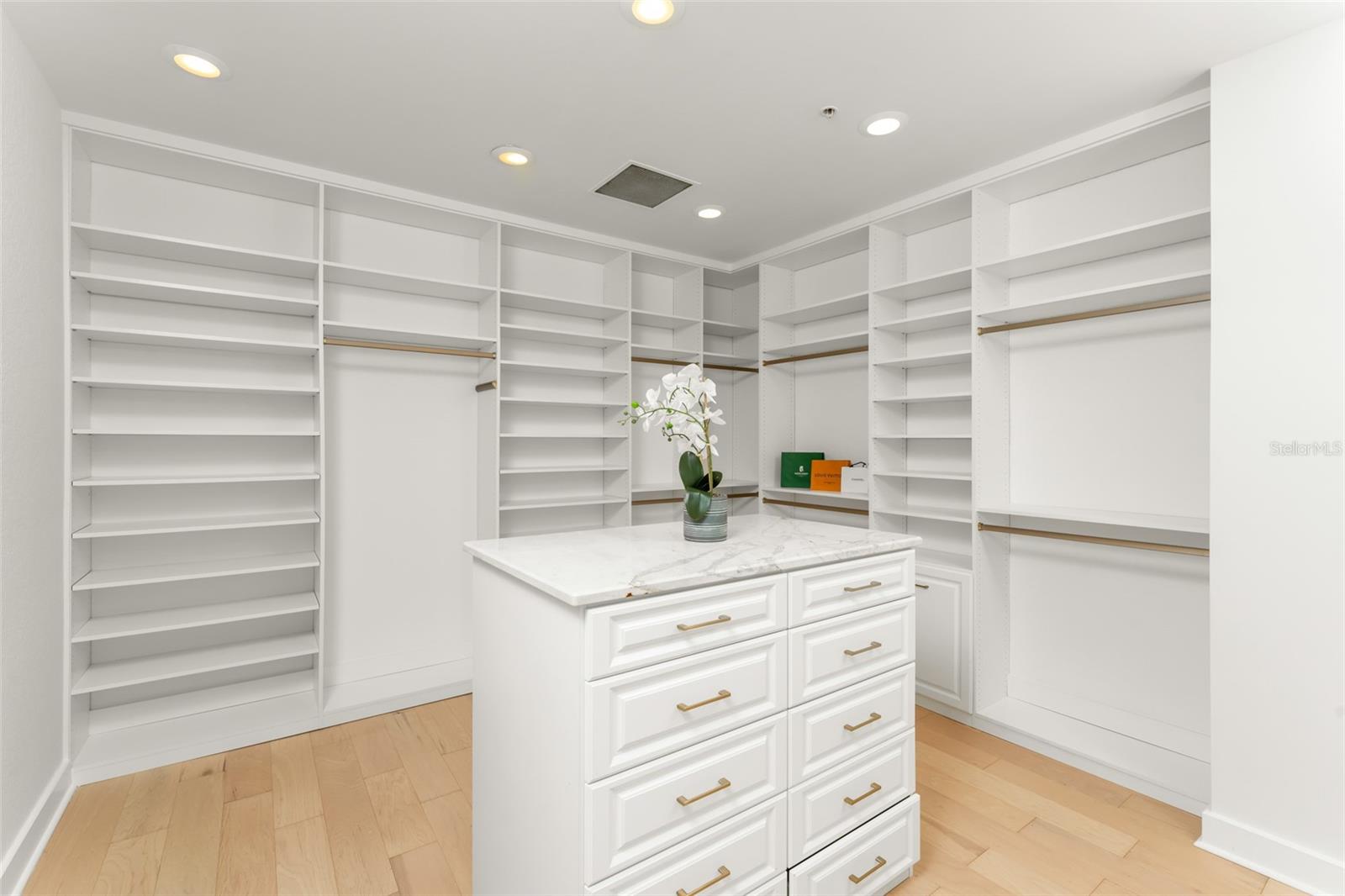 Image 20 of 58 For 150 Robinson Street 3504