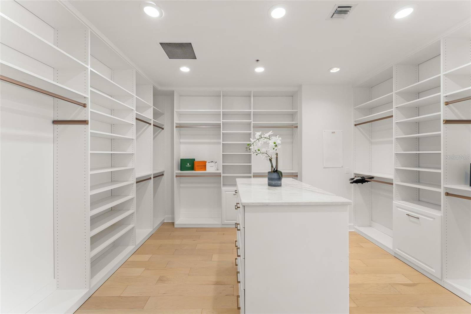 Image 21 of 58 For 150 Robinson Street 3504