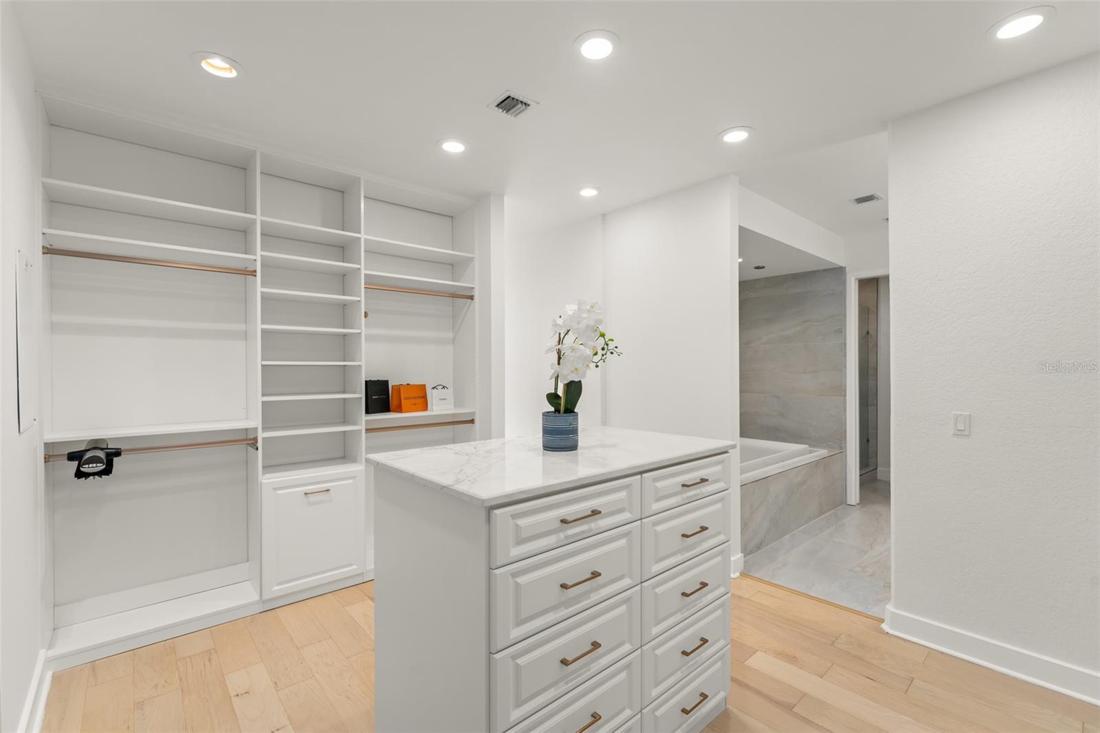 Image 22 of 58 For 150 Robinson Street 3504