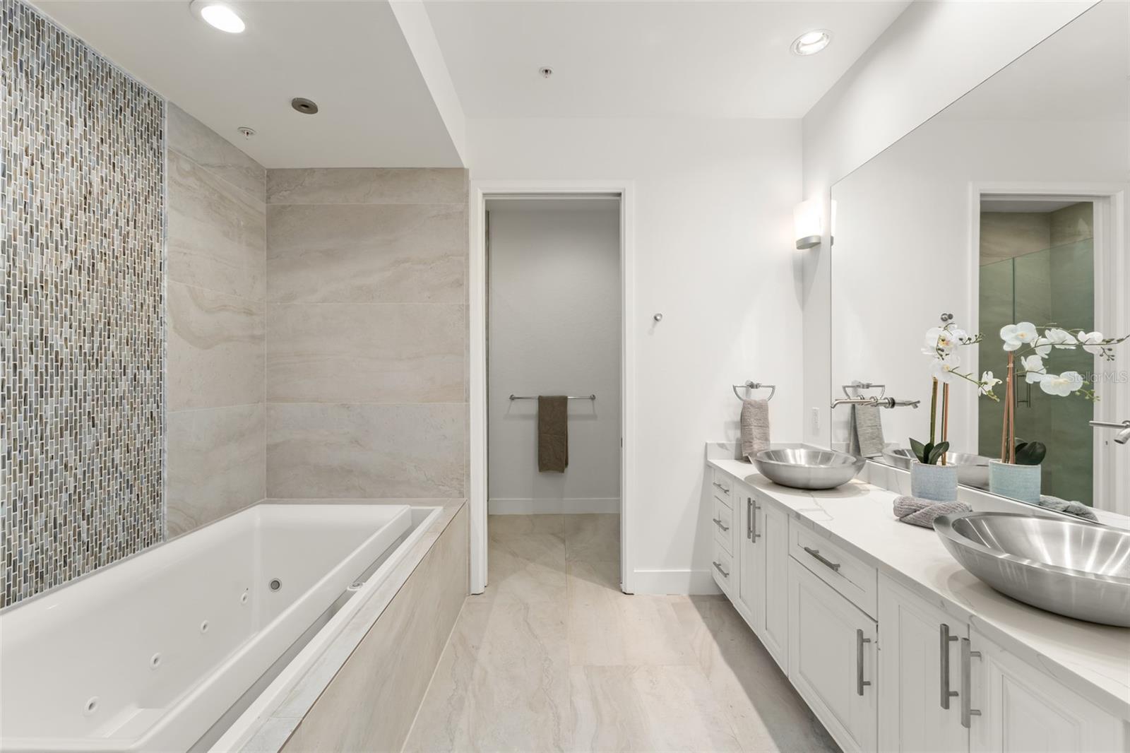 Image 23 of 58 For 150 Robinson Street 3504