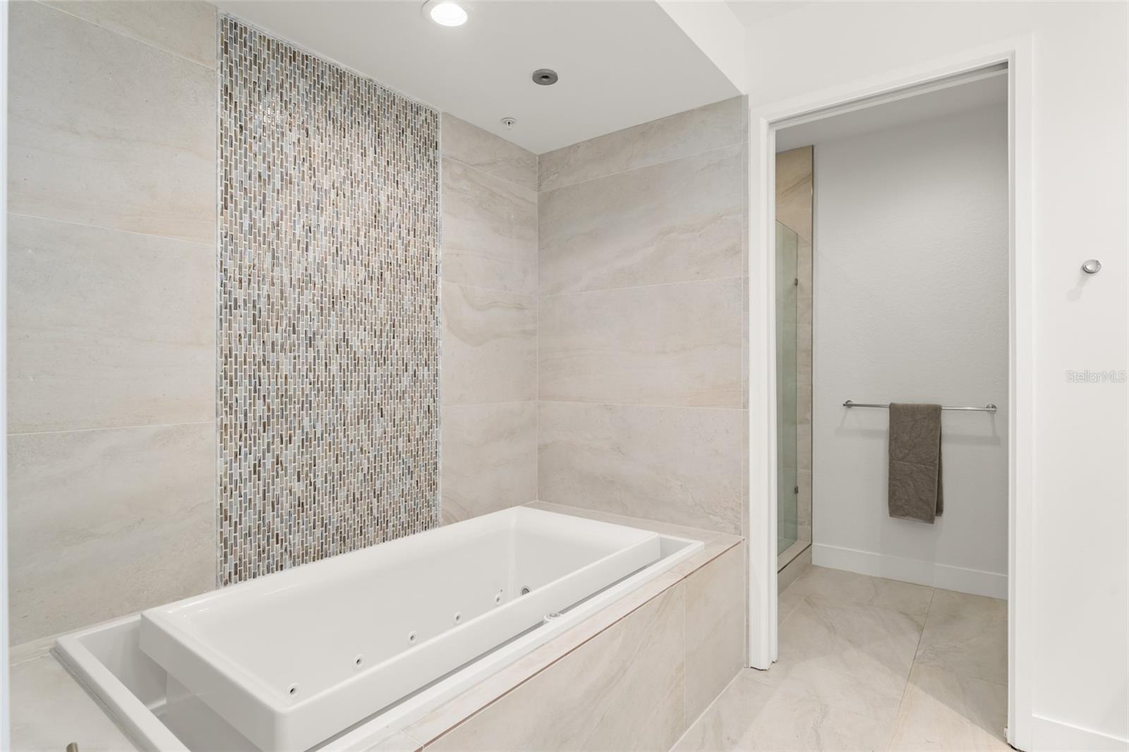 Image 24 of 58 For 150 Robinson Street 3504