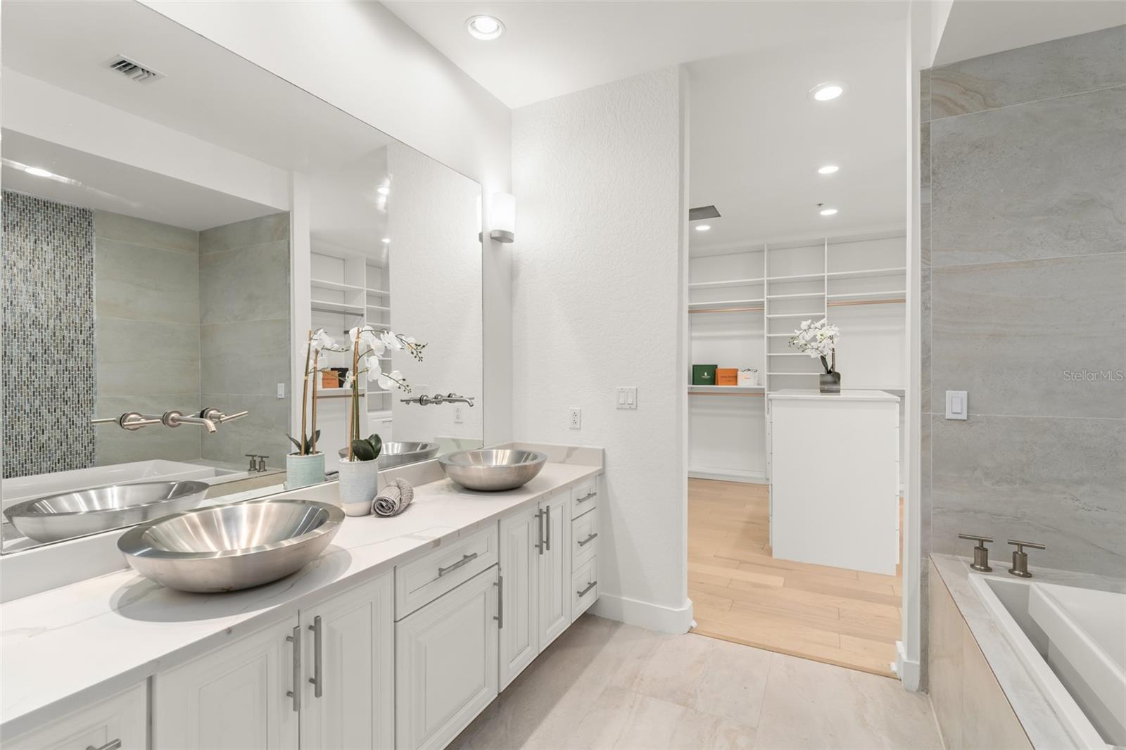 Image 25 of 58 For 150 Robinson Street 3504