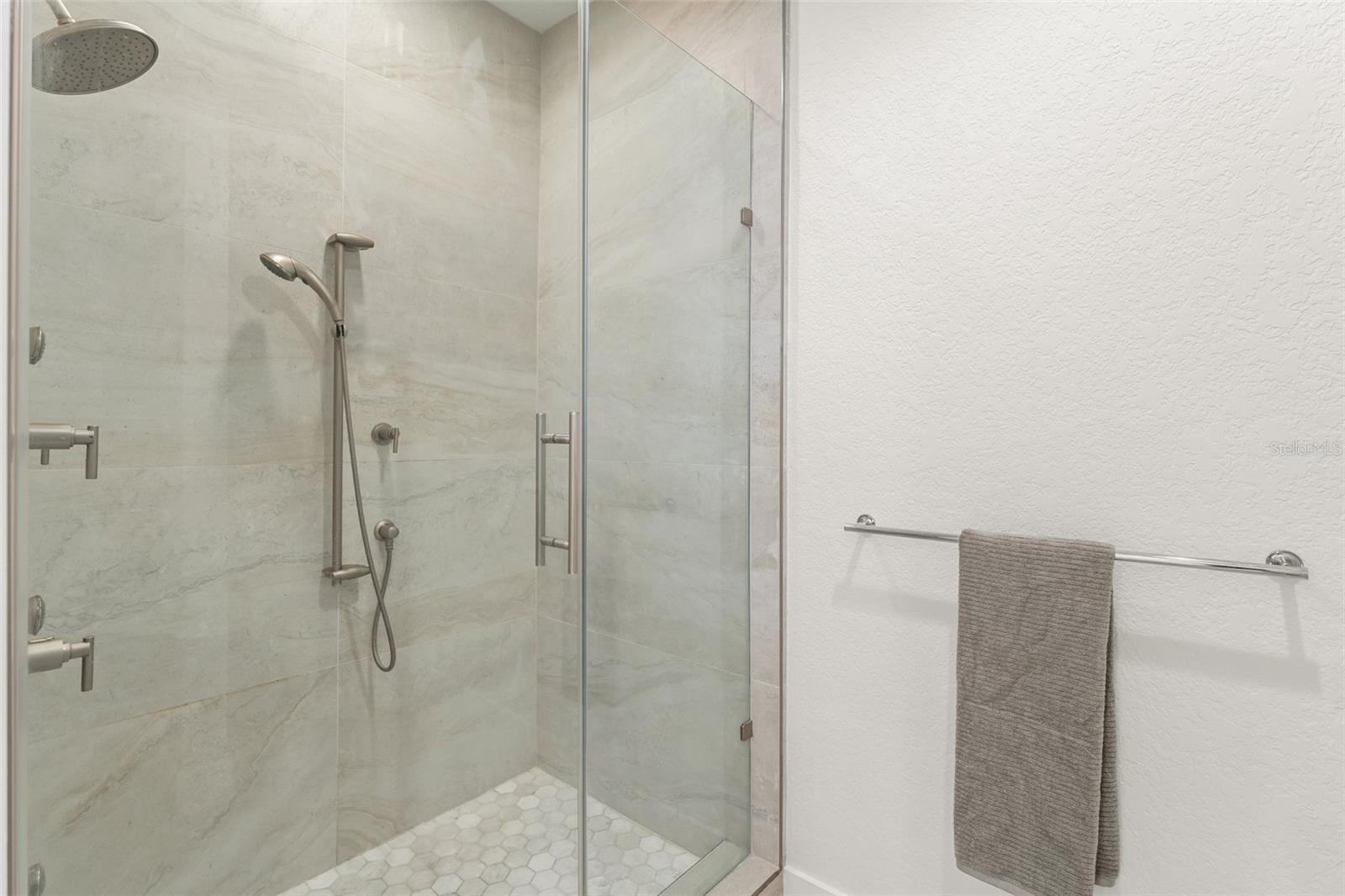 Image 26 of 58 For 150 Robinson Street 3504