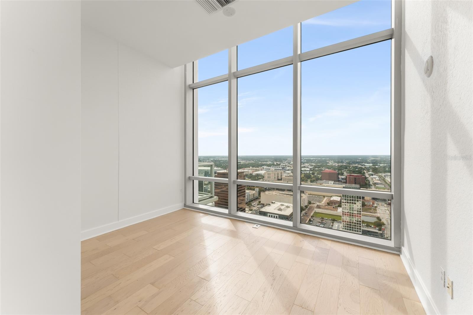 Image 28 of 58 For 150 Robinson Street 3504