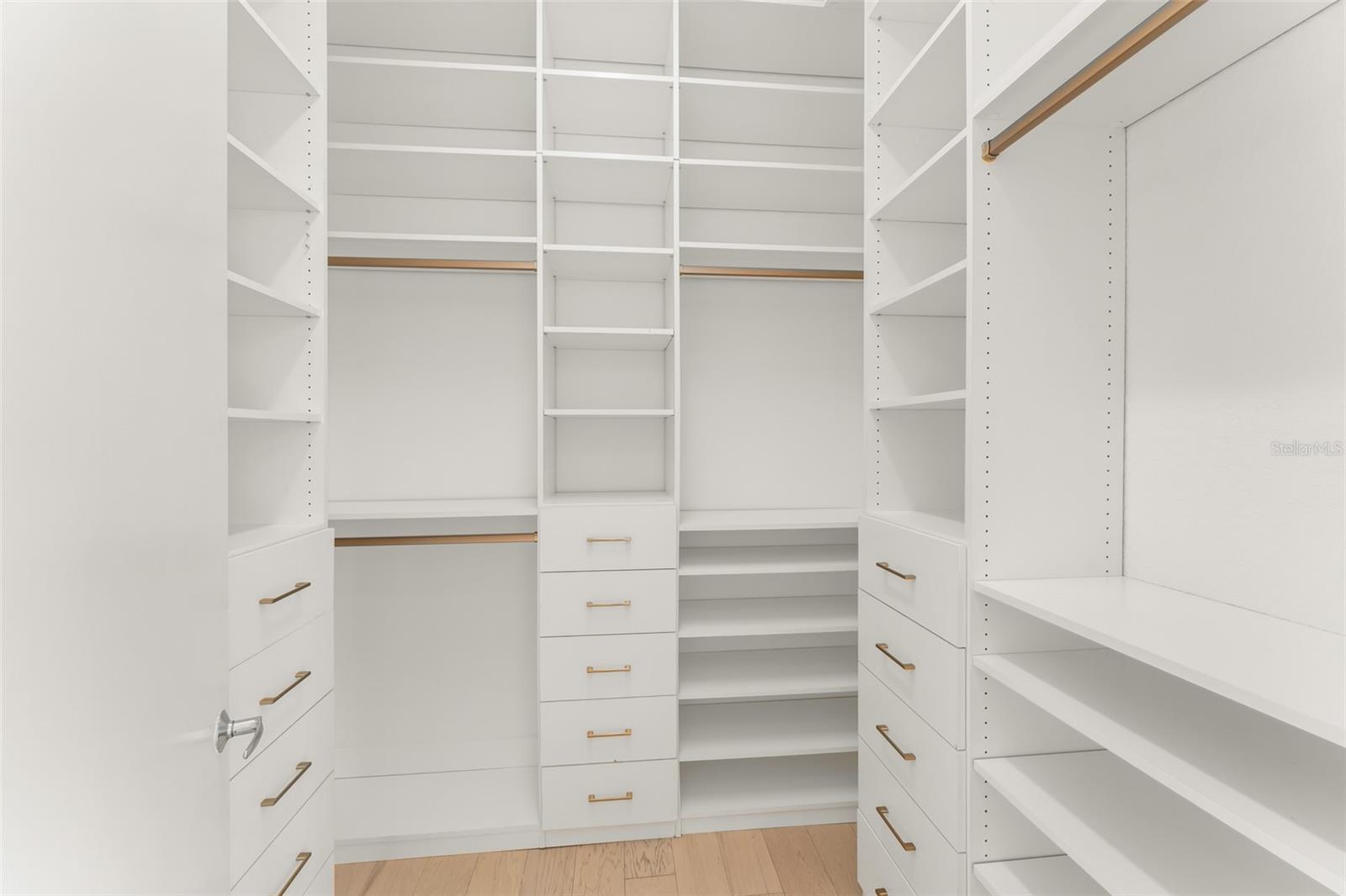 Image 33 of 58 For 150 Robinson Street 3504