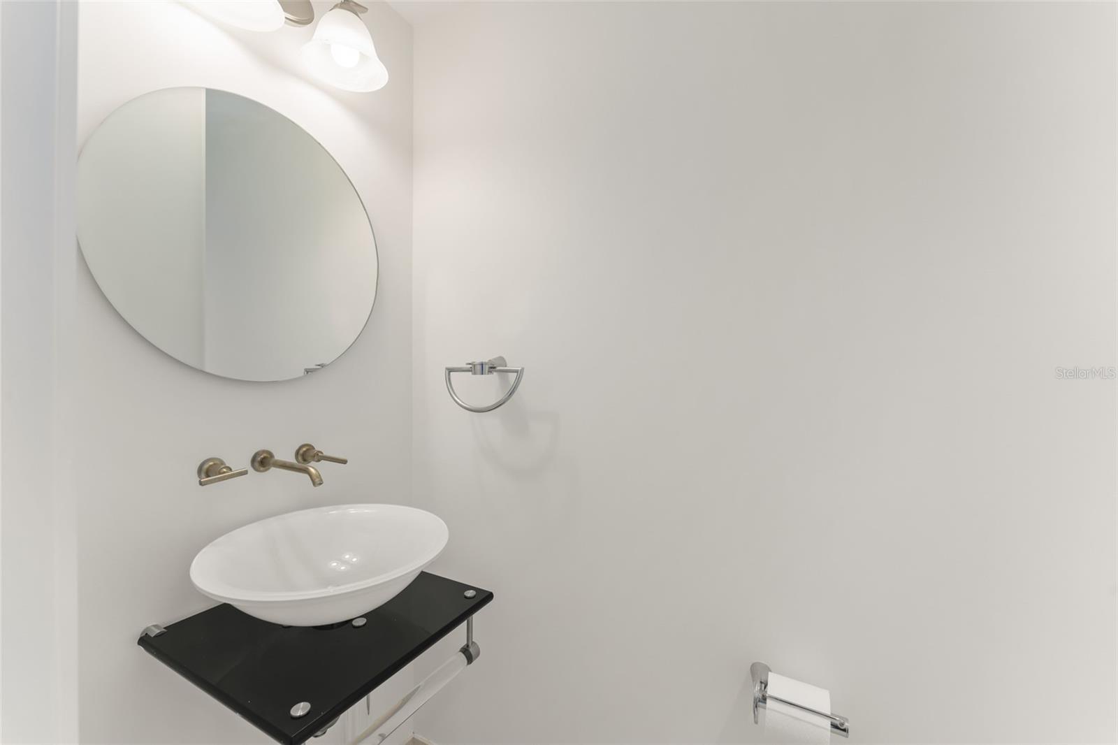 Image 37 of 58 For 150 Robinson Street 3504