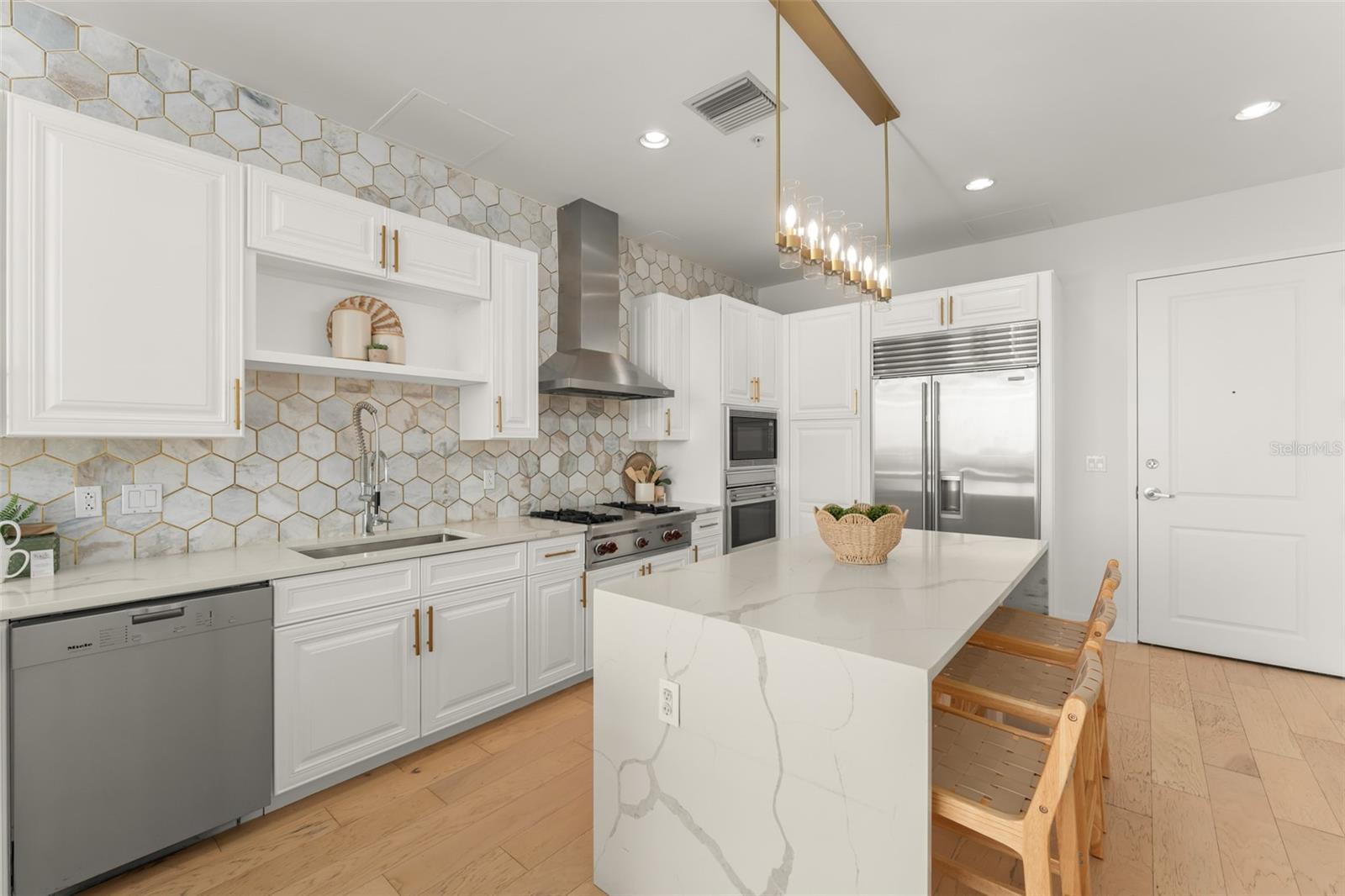 Image 5 of 58 For 150 Robinson Street 3504