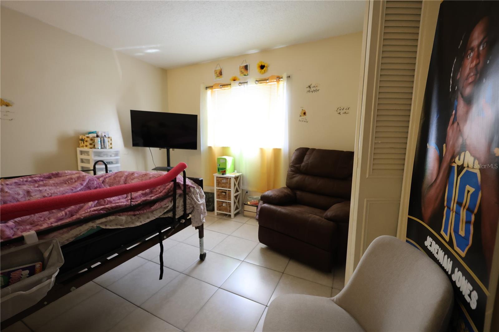 Image 11 of 21 For 566-568 Land Avenue