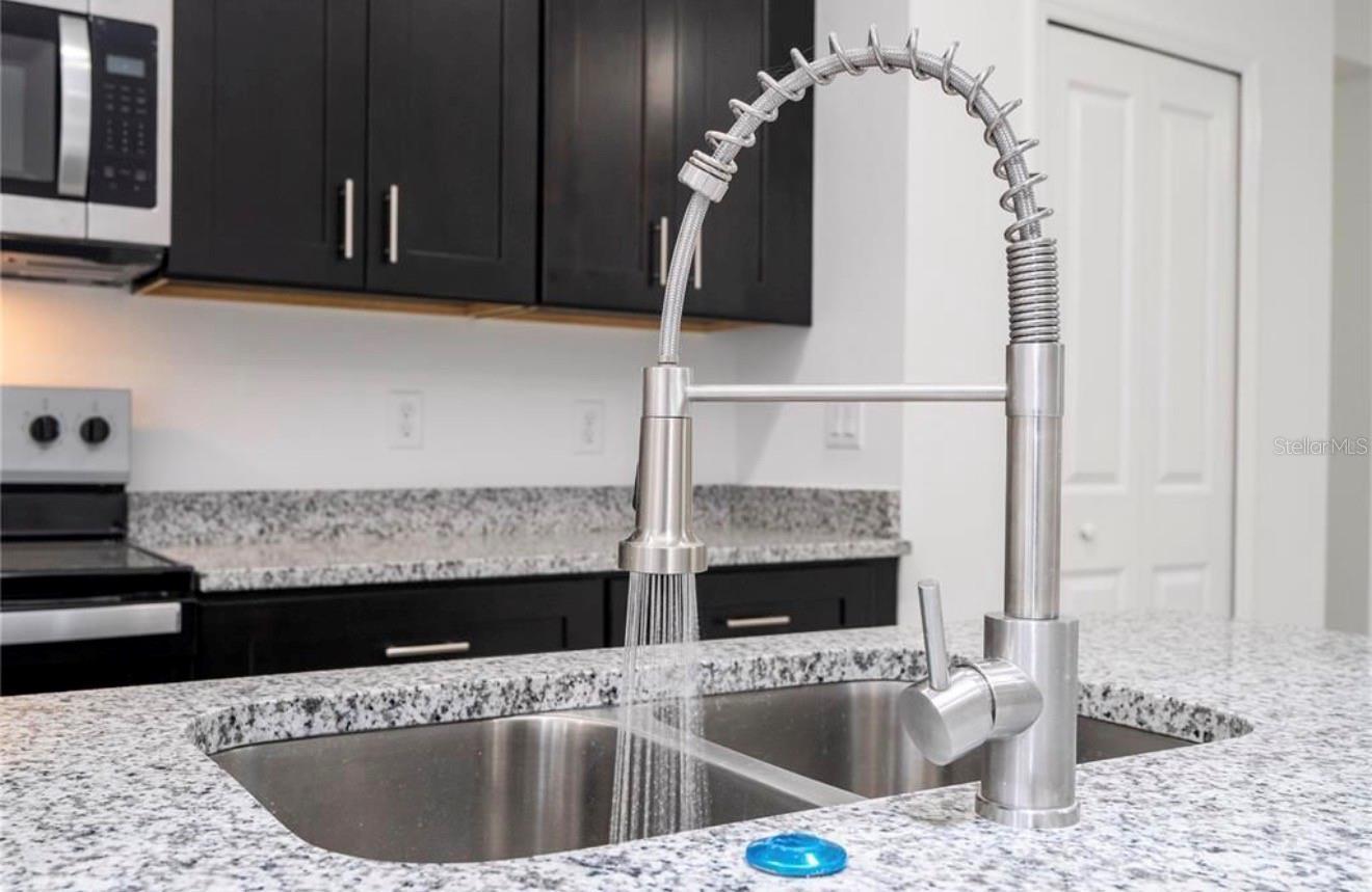 Listing photo id 8 for 3812 Eunice Drive