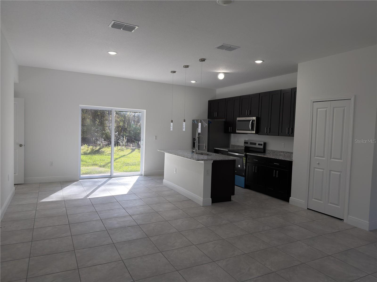 Listing photo id 13 for 3812 Eunice Drive