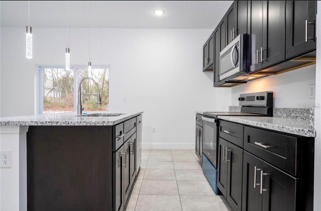 Listing photo id 14 for 3812 Eunice Drive