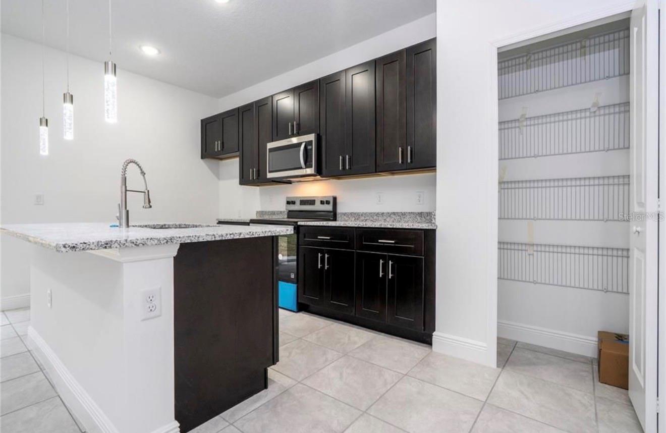 Listing photo id 15 for 3812 Eunice Drive