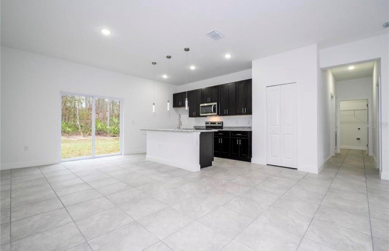 Listing photo id 7 for 3812 Eunice Drive