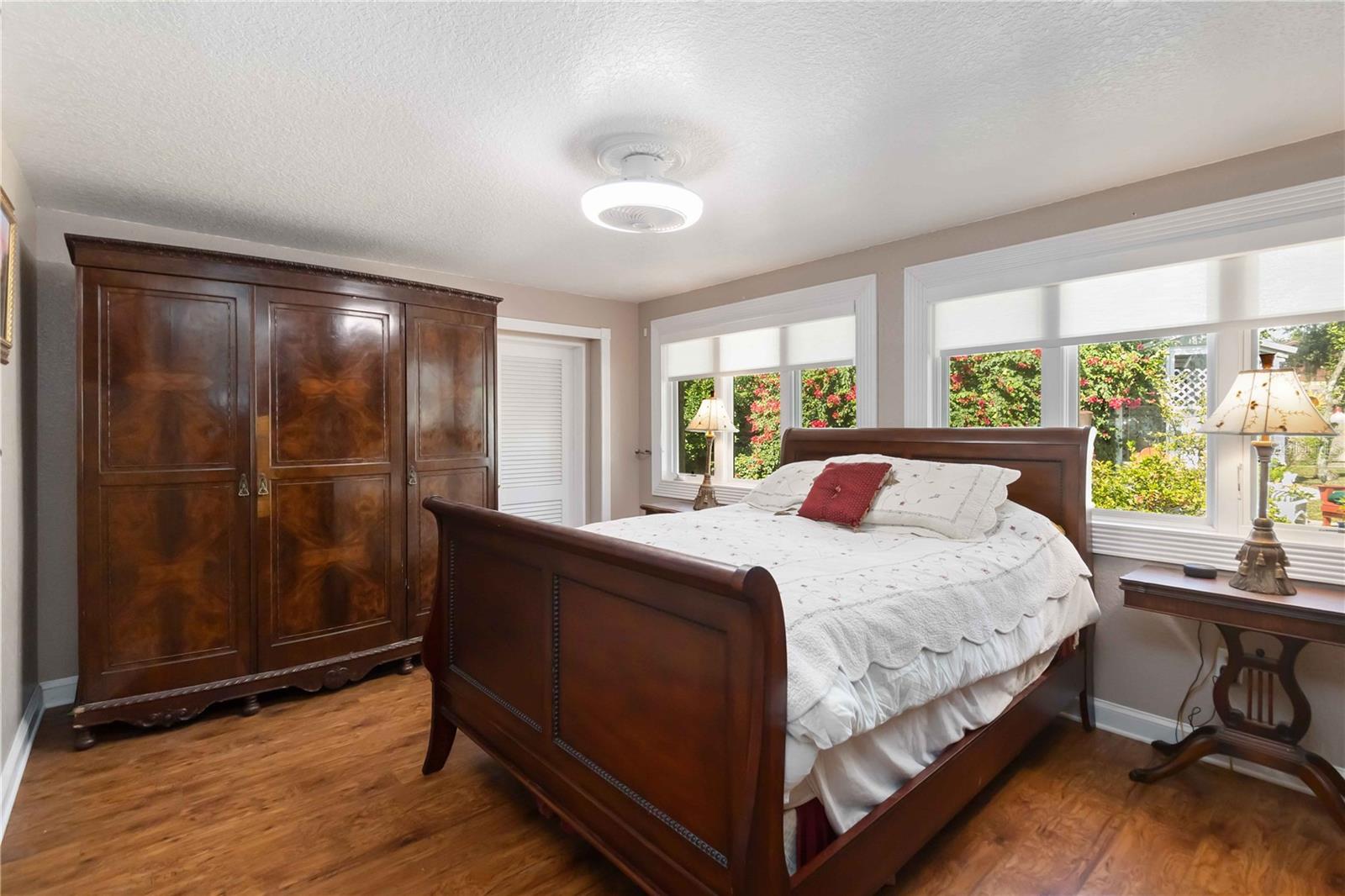 Image 35 of 57 For 2349 Lakeshore Drive