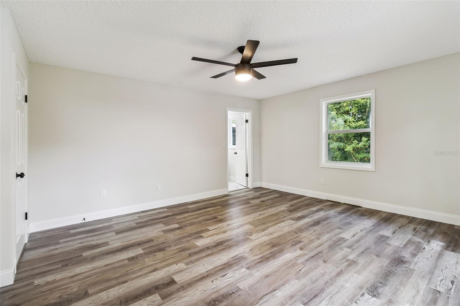 Image 11 of 23 For 1527 Meadowbrook Road Ne