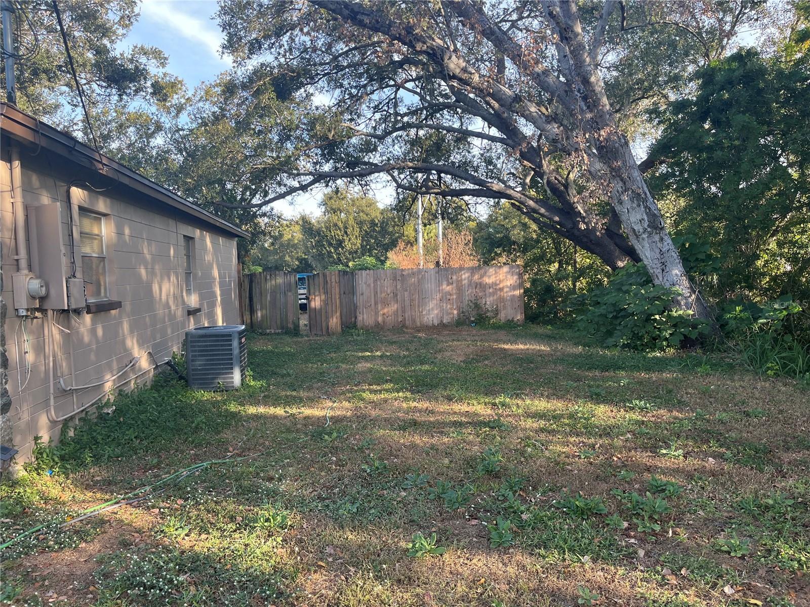 Image 7 of 10 For 9918 Albyar Avenue