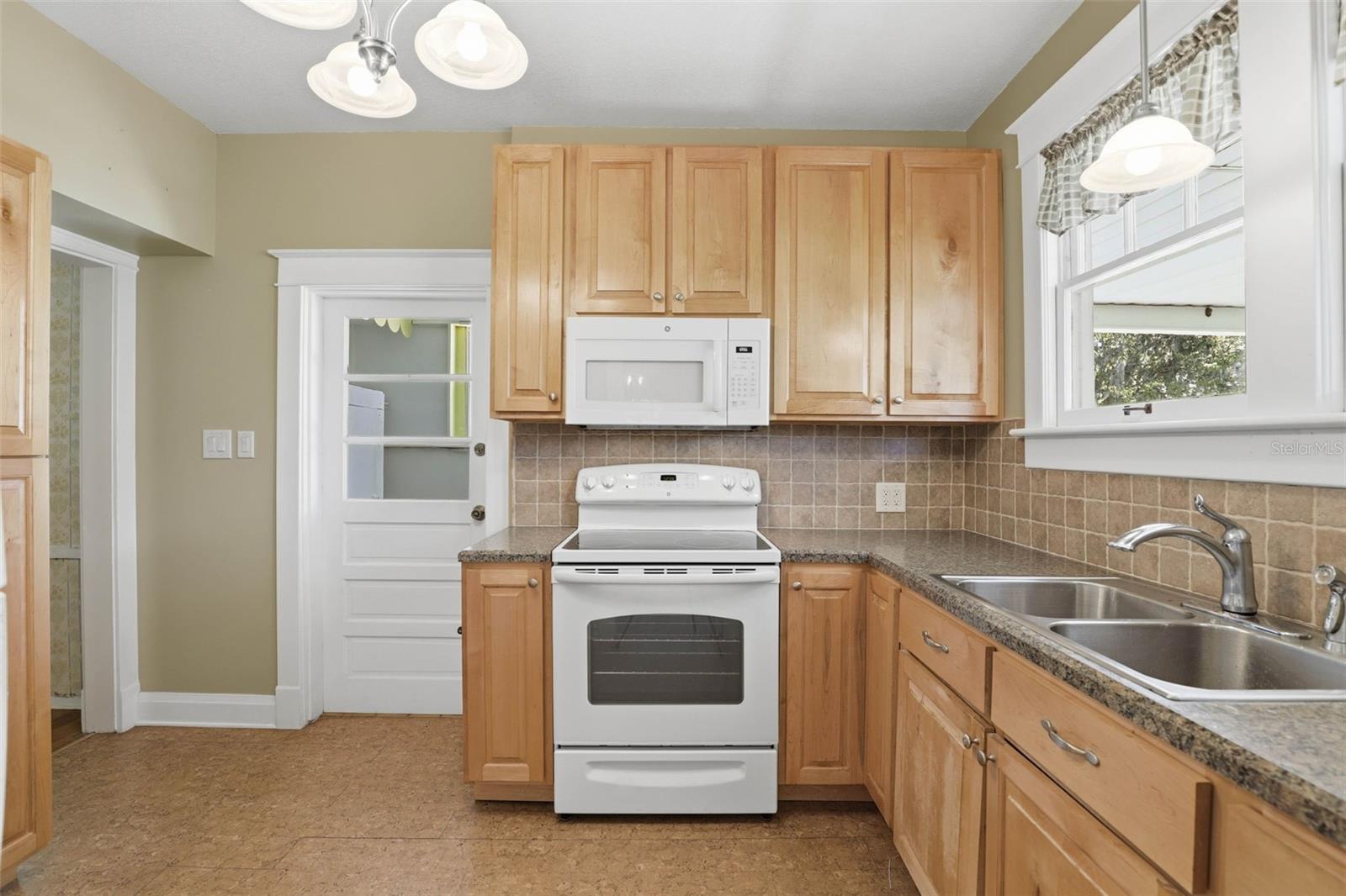 Image 19 of 40 For 457 Elliott Ave.