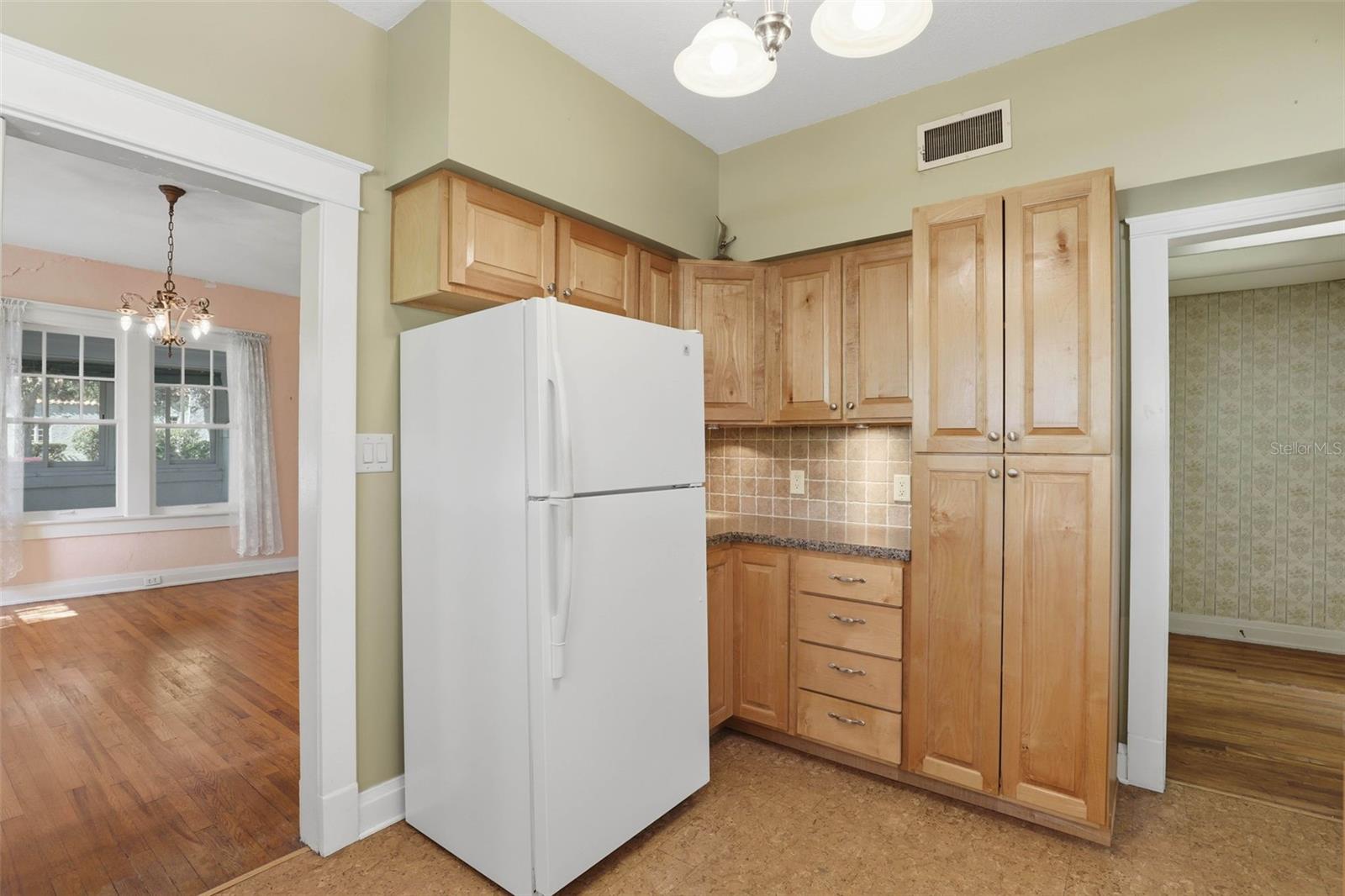 Image 20 of 40 For 457 Elliott Ave.