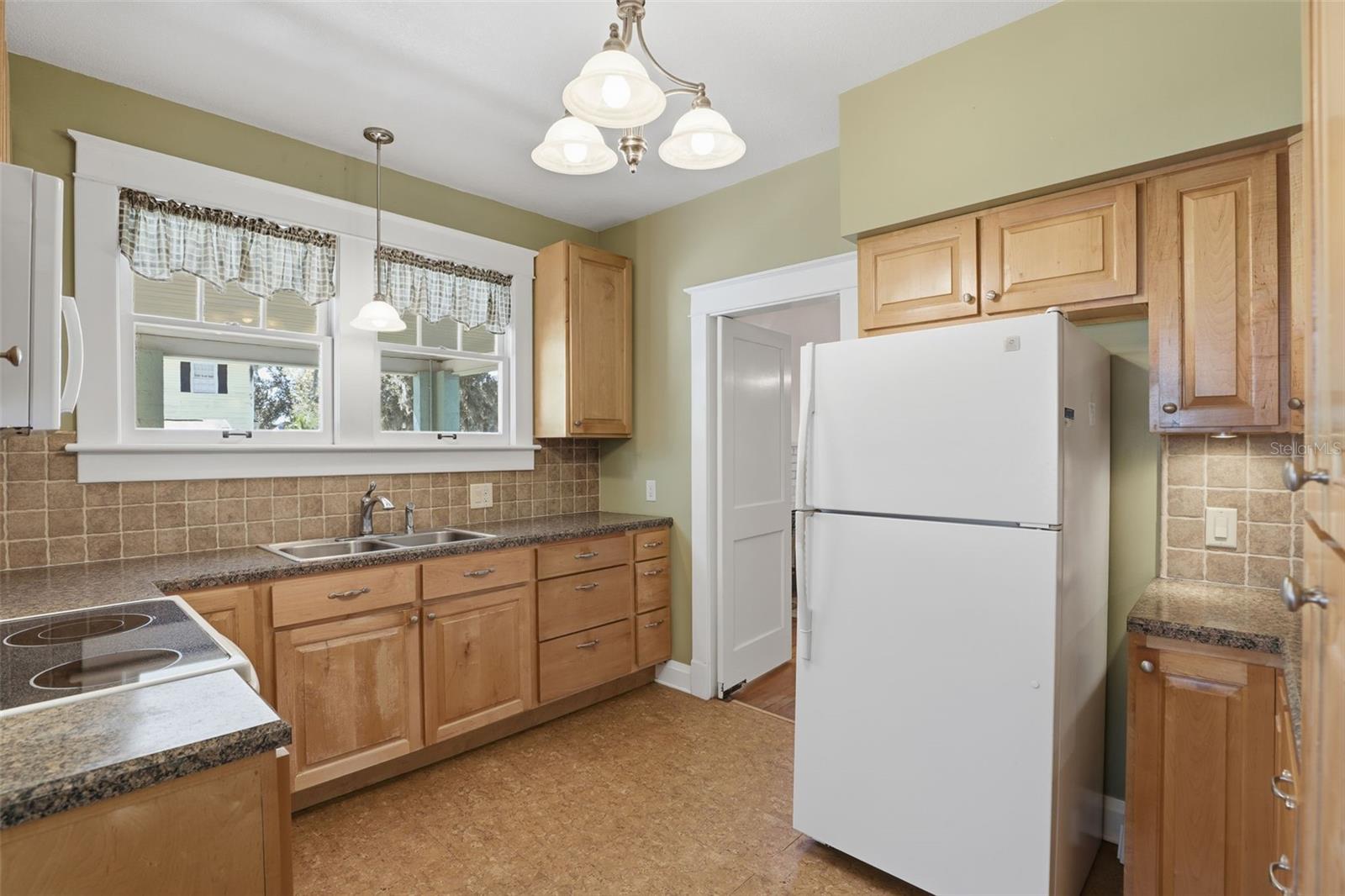 Image 21 of 40 For 457 Elliott Ave.