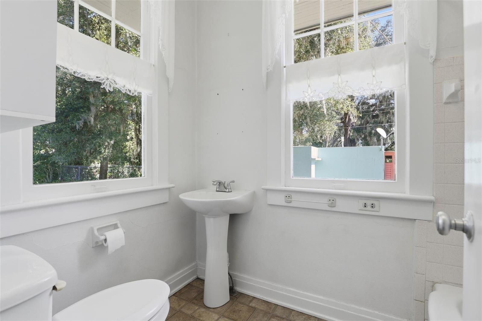 Image 25 of 40 For 457 Elliott Ave.