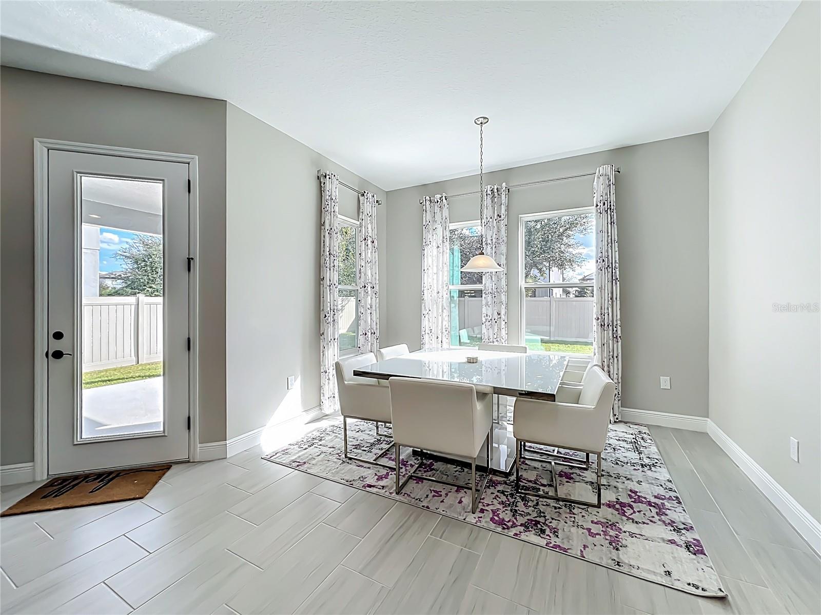 Image 24 of 72 For 9929 Summerlake Groves Street