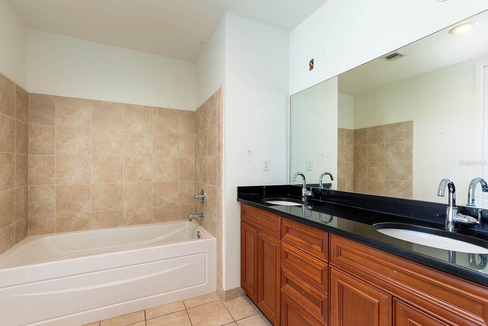 Image 17 of 34 For 150 Robinson Street 2408