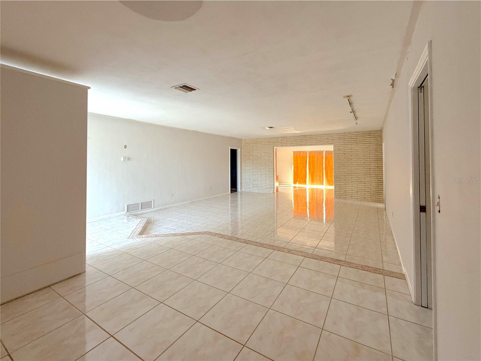 Image 12 of 42 For 2464 Derbyshire Road