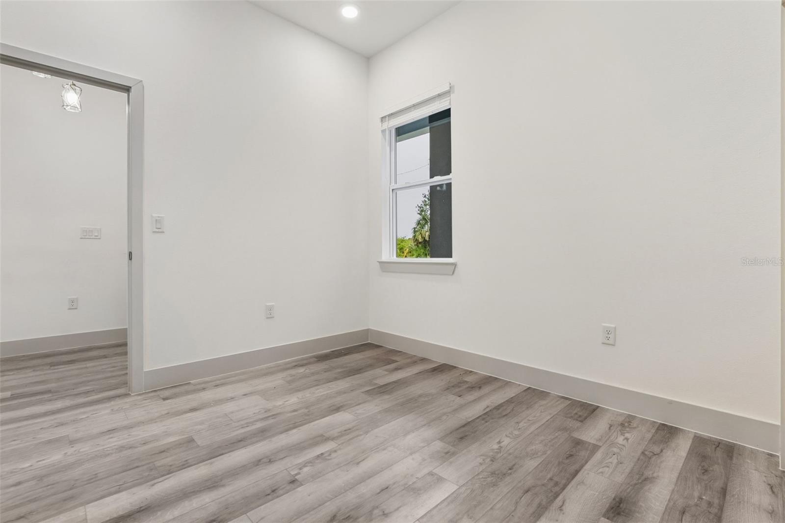 Image 4 of 21 For 558 Rutland Circle