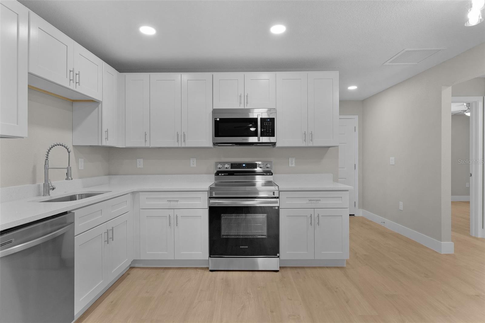 Listing photo id 8 for 9170 Travis Drive