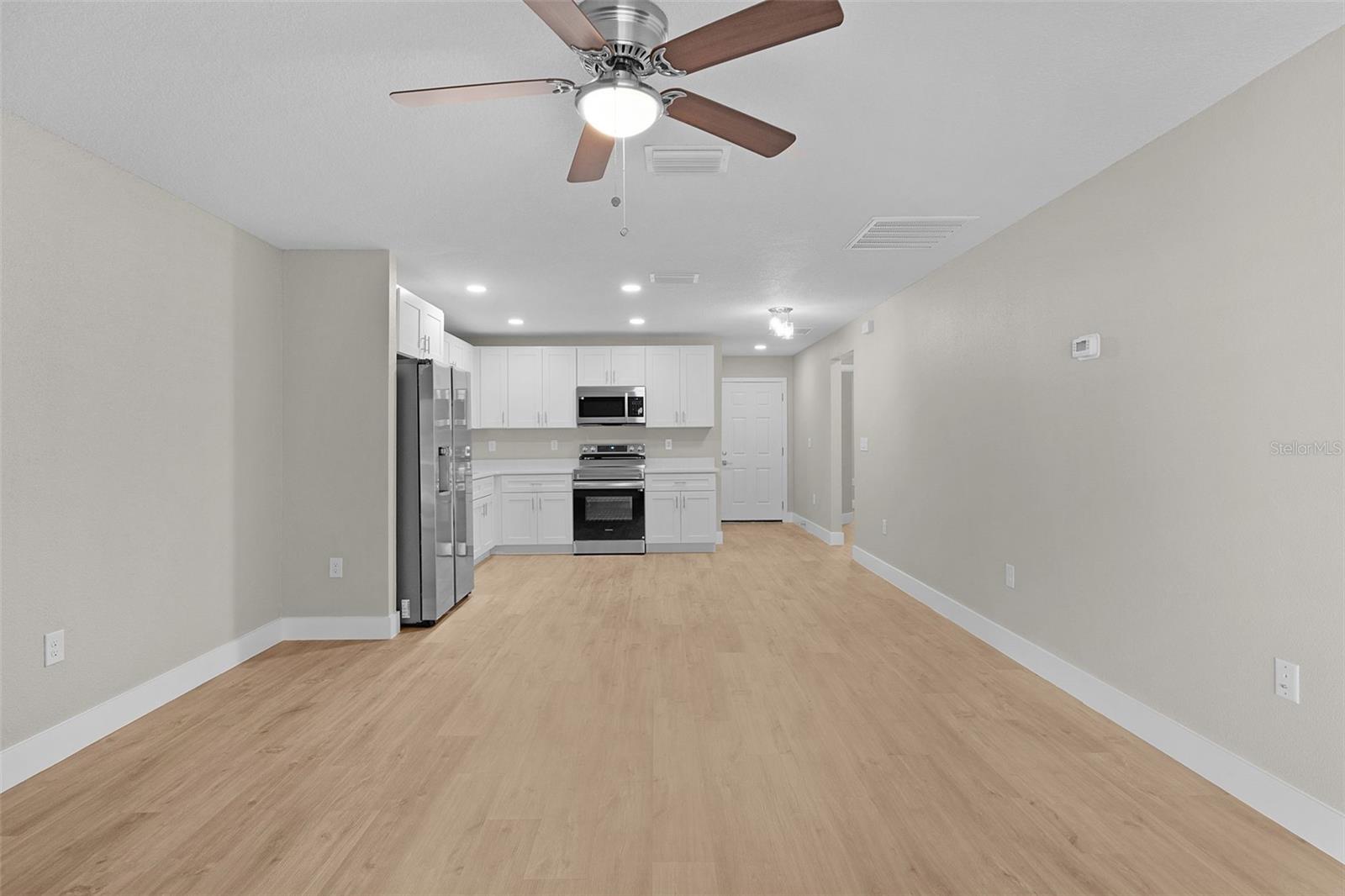 Listing photo id 3 for 9170 Travis Drive