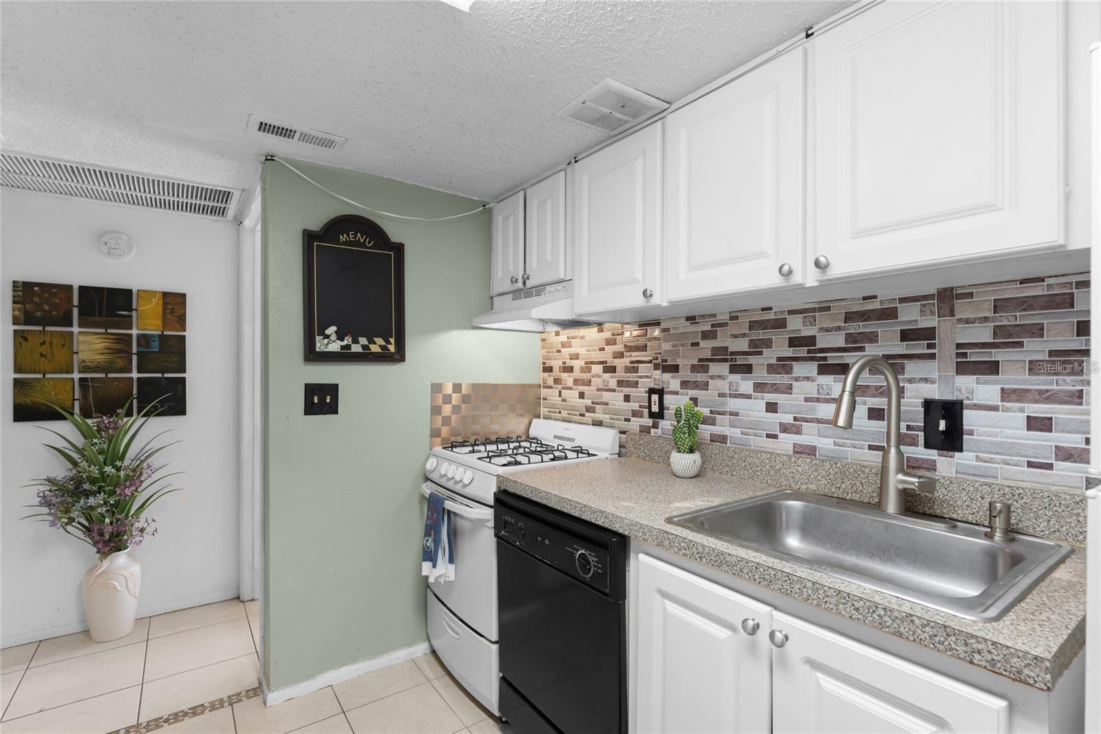 Image 8 of 23 For 120 Blue Pointe Way 340