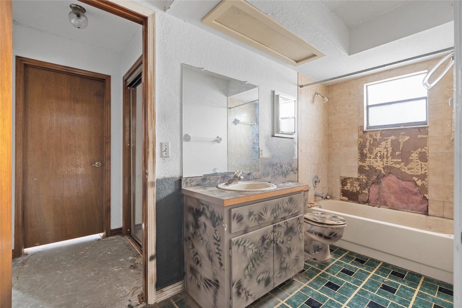 Image 24 of 36 For 6426 July Avenue