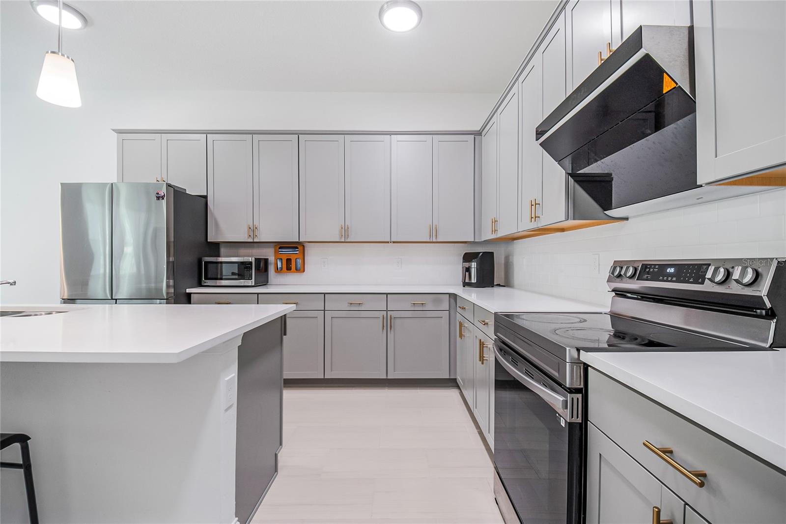 Image 14 of 55 For 827 Dennis Avenue