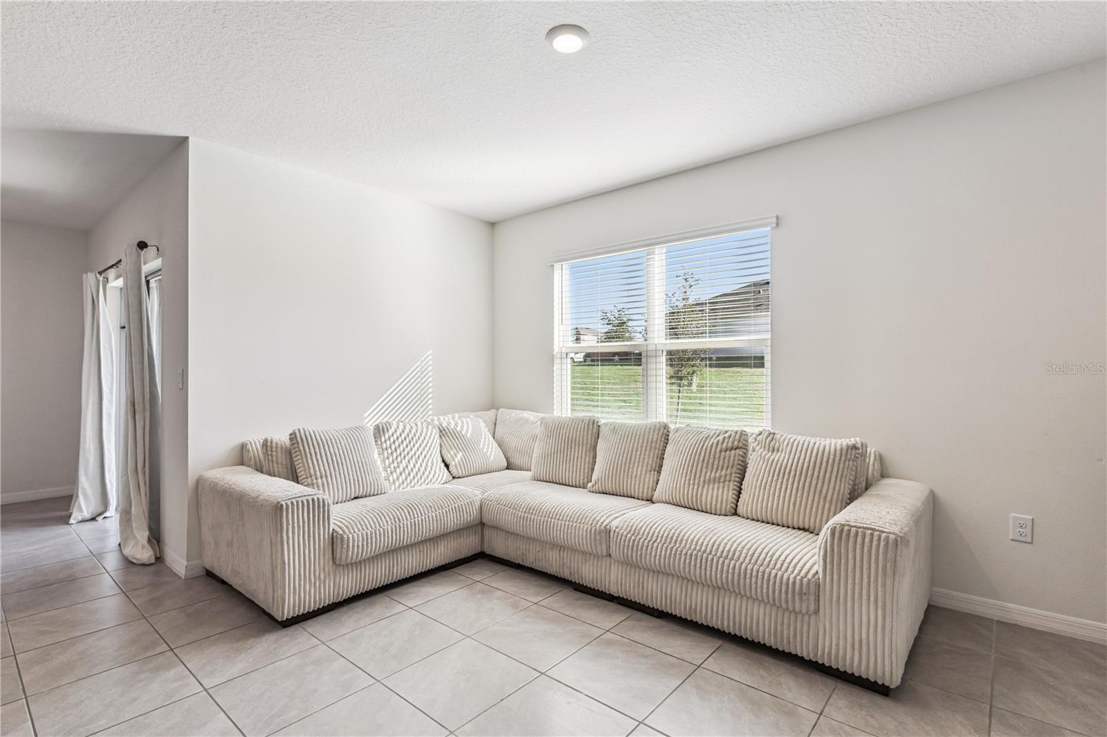 Image 5 of 47 For 462 Baroness Way