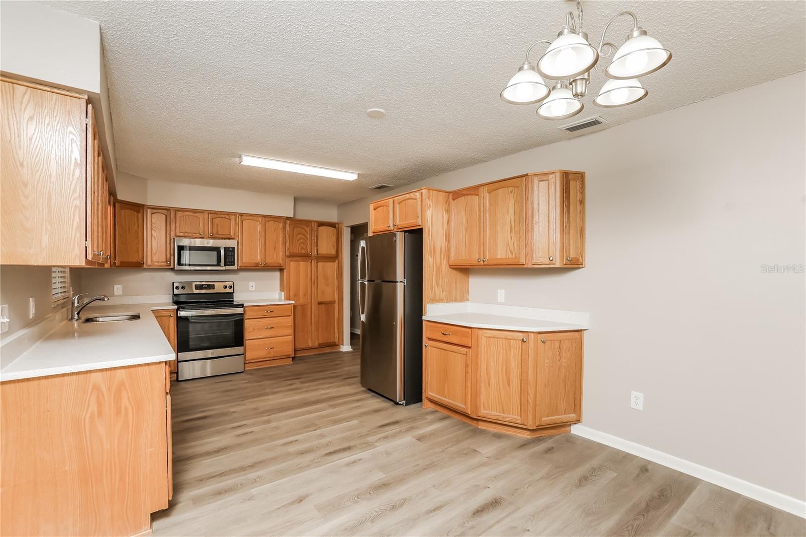 Image 5 of 16 For 690 Wells Street