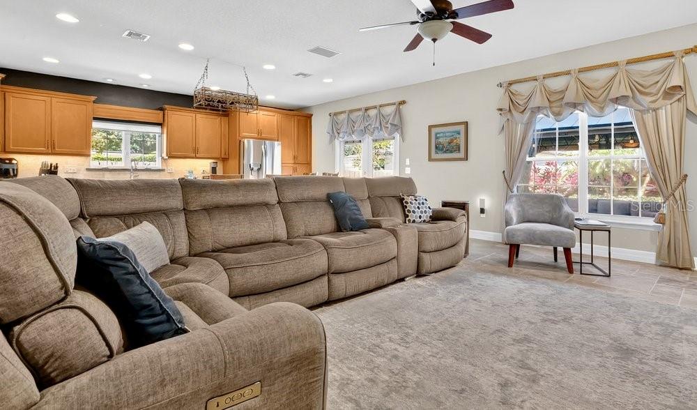 Image 11 of 33 For 901 Shady Lane Drive