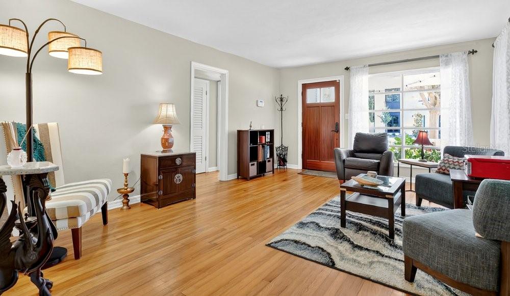 Image 5 of 33 For 901 Shady Lane Drive