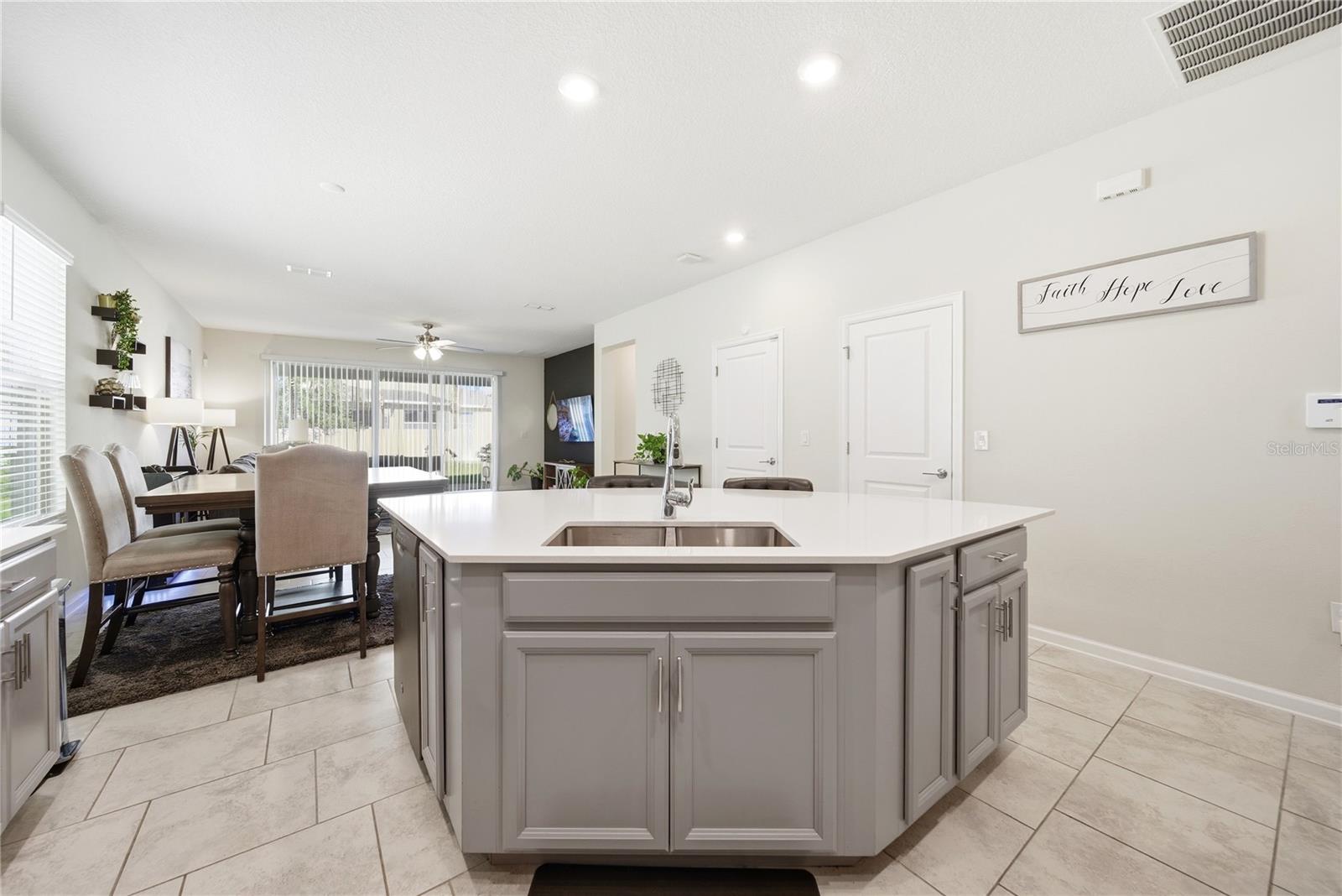 Image 6 of 45 For 737 Panical Drive