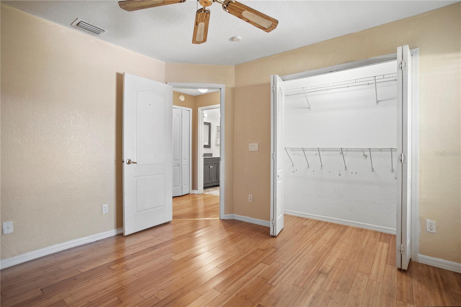 Image 25 of 62 For 889 River Boat Circle